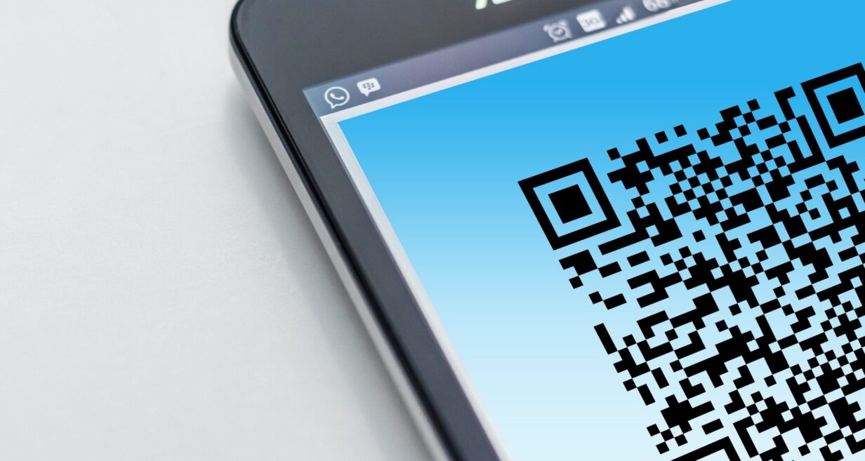 Free High-resolution close-up of a smartphone displaying a QR code on its screen. Stock Photo